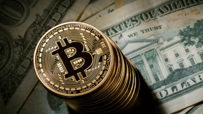 USD đạt “đỉnh” 2 năm sau biên bản cuộc họp của Fed, Bitcoin giảm sâu, vàng đi ngang
